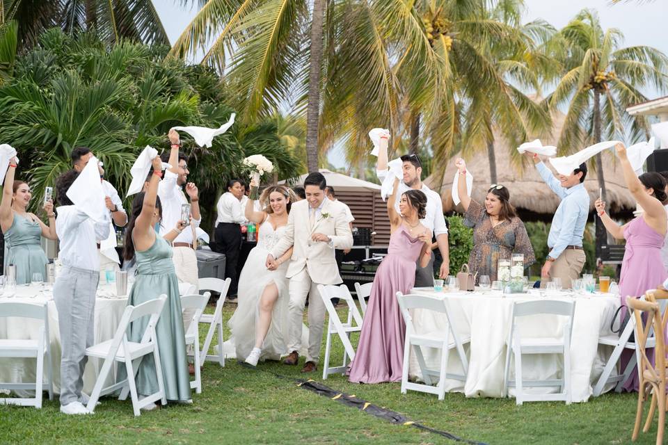 Novios llegando a la recepción