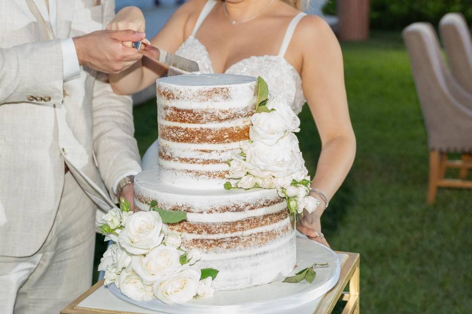 Novios partiendo el pastel