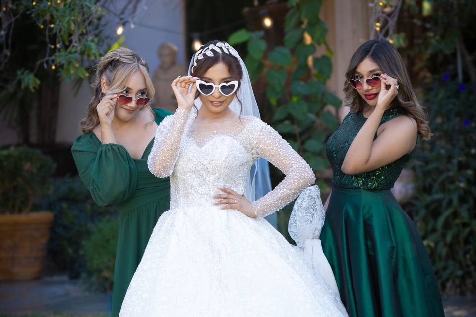 Novia y damas con estilo