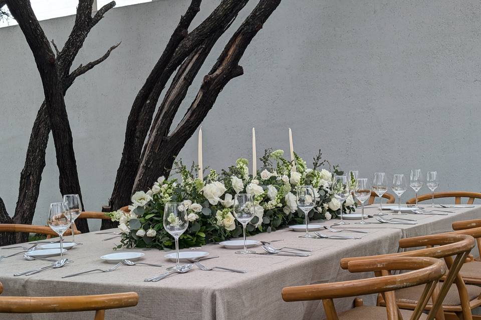 Mesa decorada con flores blancas