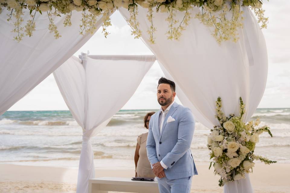 Novio en el altar