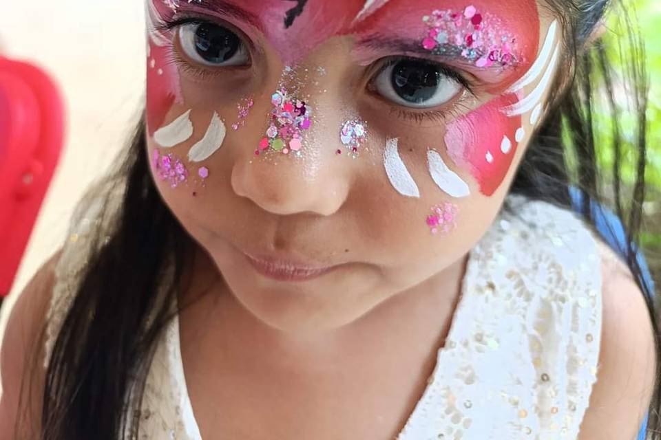 Niña pintada de su carita con maquillaje de fantansía