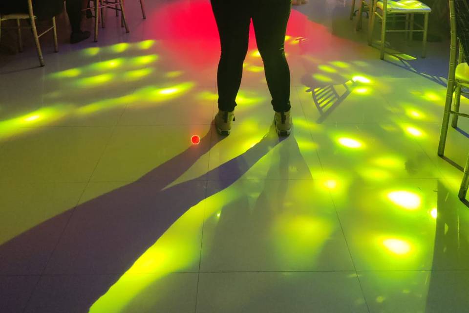 Organizadora viendo la fiesta
