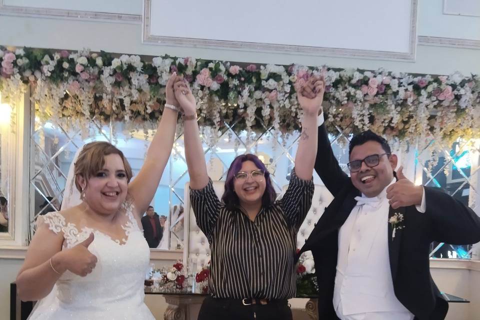 Novios celebrando