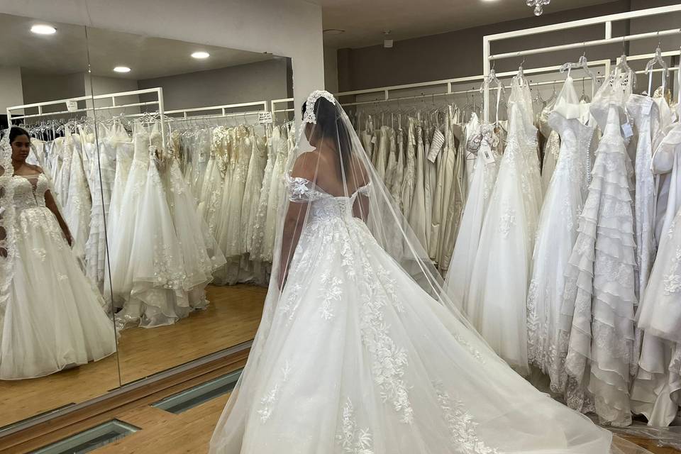 Novia mirándose al espejo