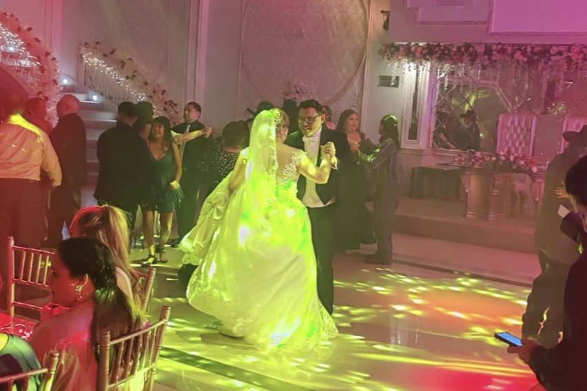Novios bailando