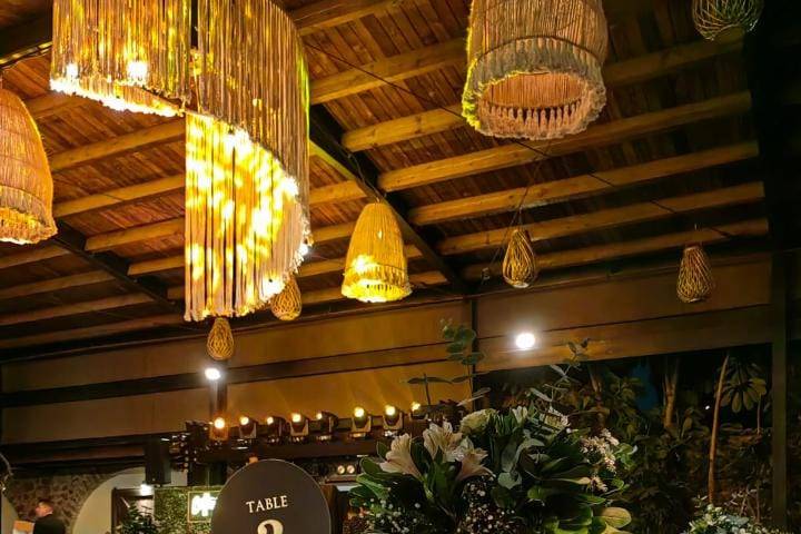 Montaje de mesa con vajilla blanca