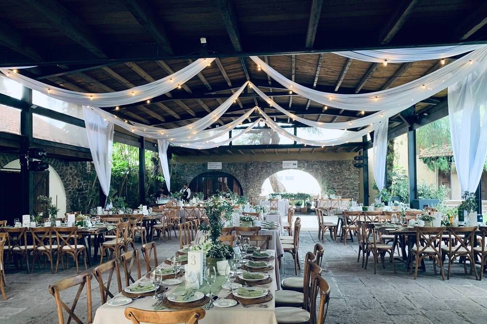 Mesas largas decoradas con flores