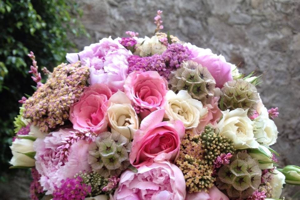 Bouquet novia peonias y rosas