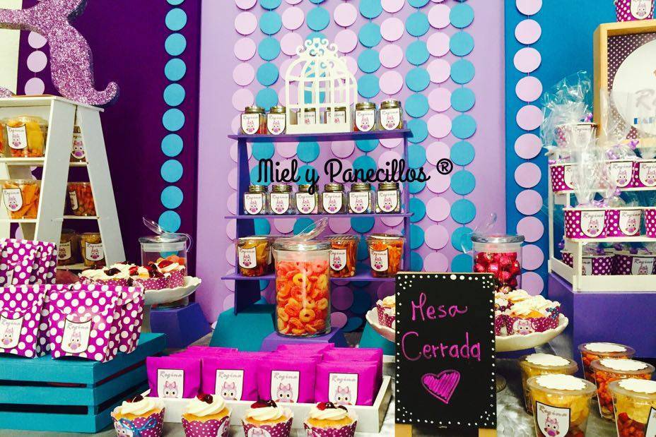Mesa de dulces, botanas y cupcakes