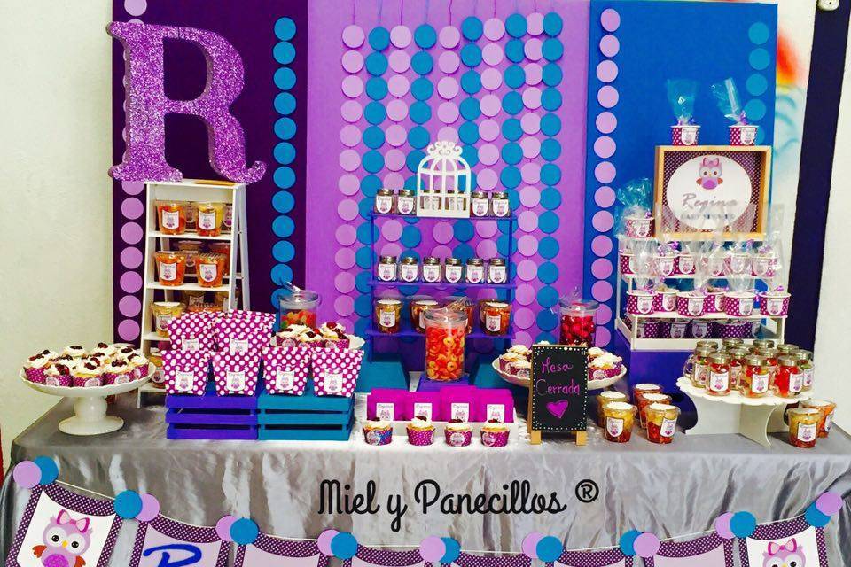 Mesa de dulces, botanas y cupcakes