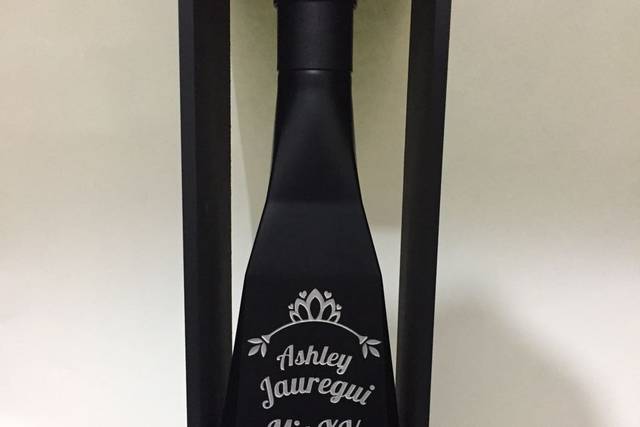 Ejemplo de grabado en una botella negra