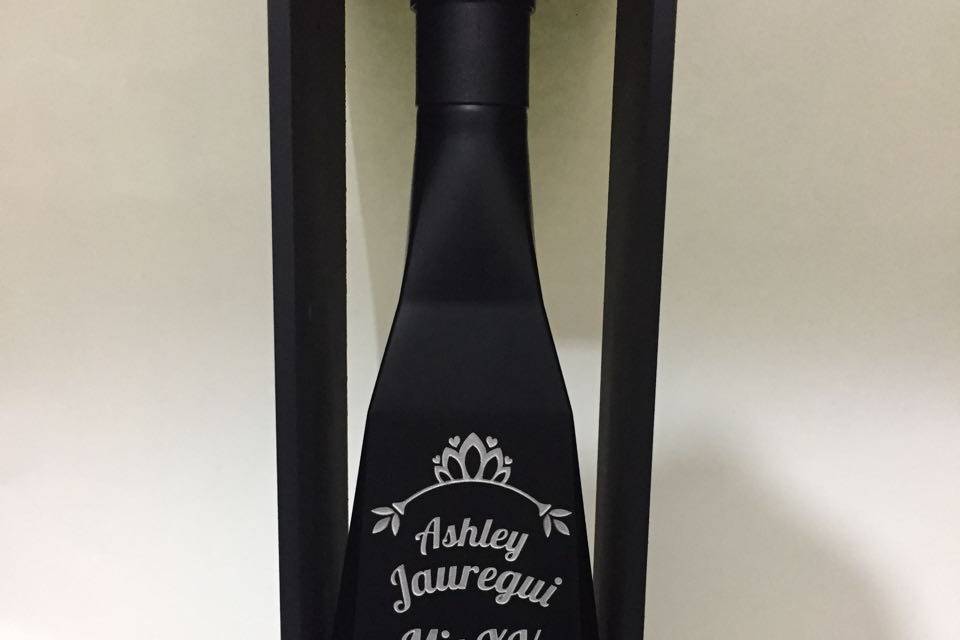 Ejemplo de grabado en una botella negra