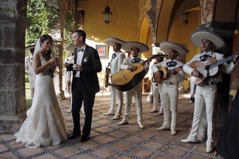 Novios con mariachi