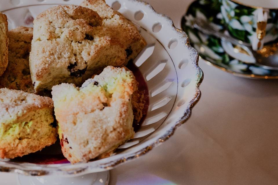 Scones y vajilla elegante