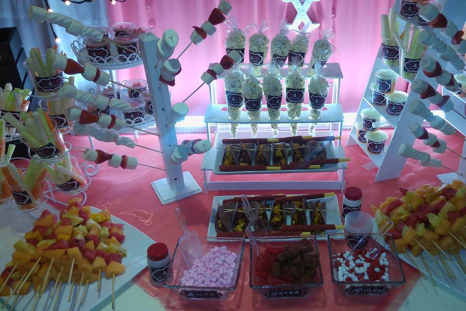 Brochetas de fruta y palomitas