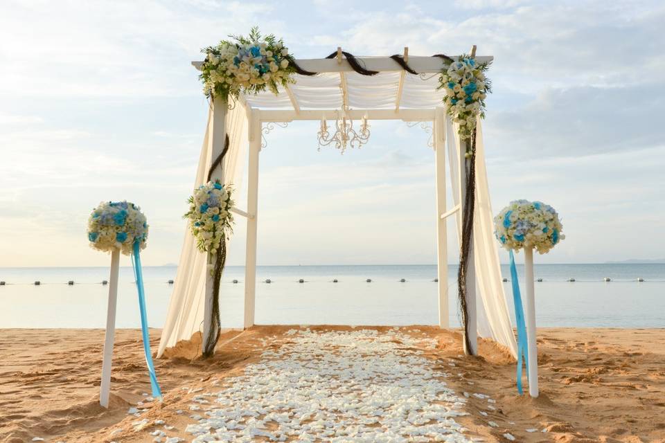 Altar nupcial decorada con flores blancas y azules