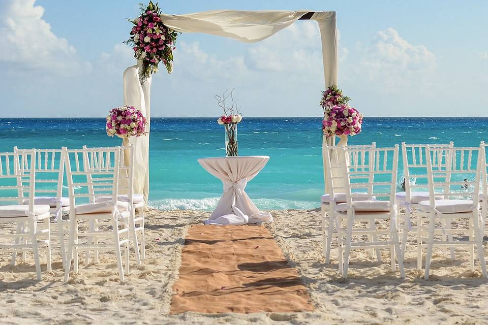 Altar nupcial en la playa decorado con flores