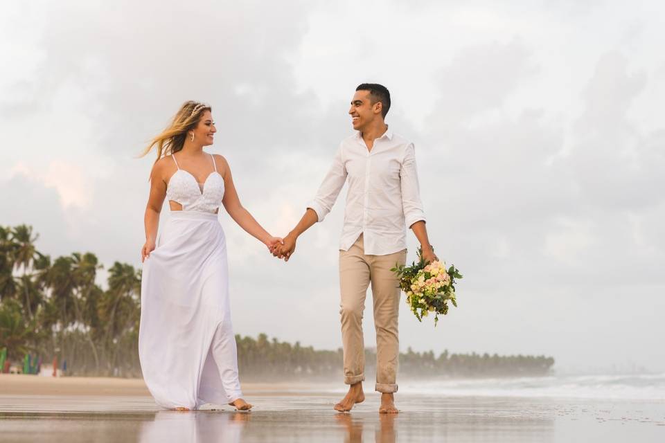 Novios caminando en la playa