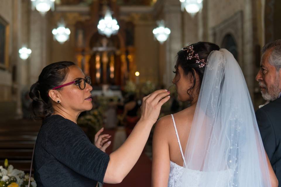 A segundos del altar