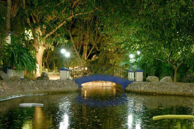 Puente y lago