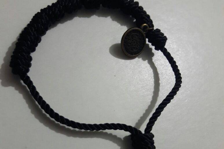 Pulsera San Benito negra tejid