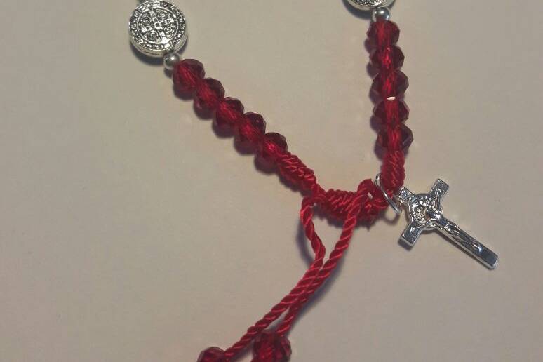 Pulsera San benito  cruz roja