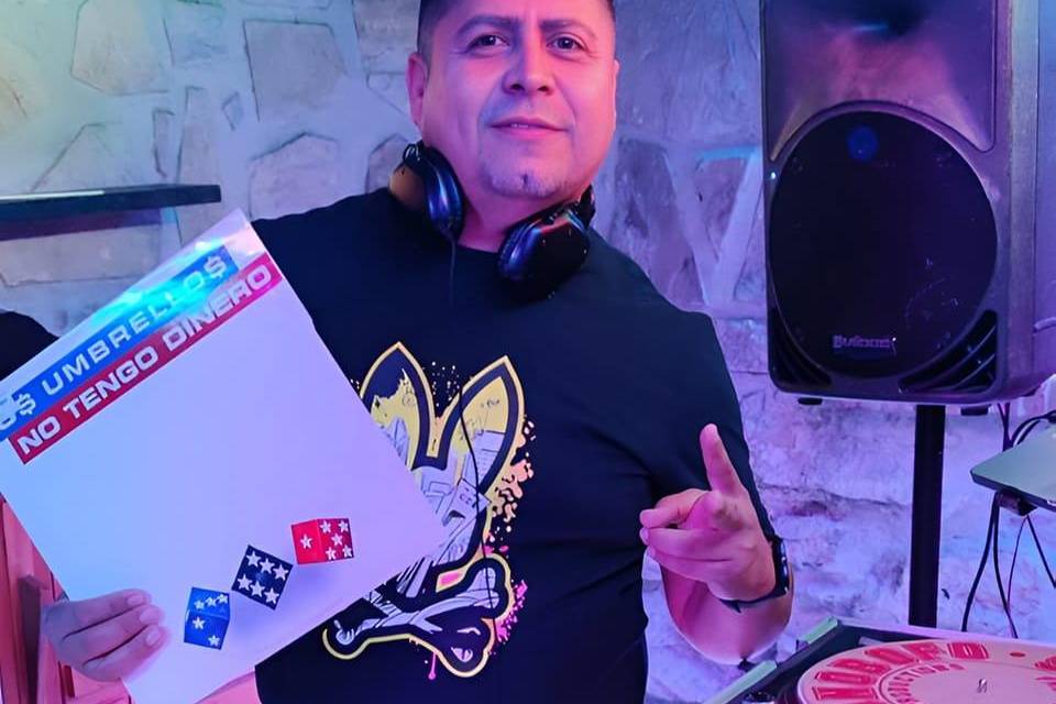 DJ posando