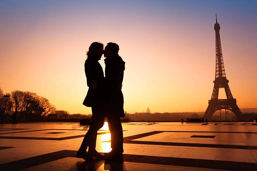 Pareja frente a Torre Eiffel