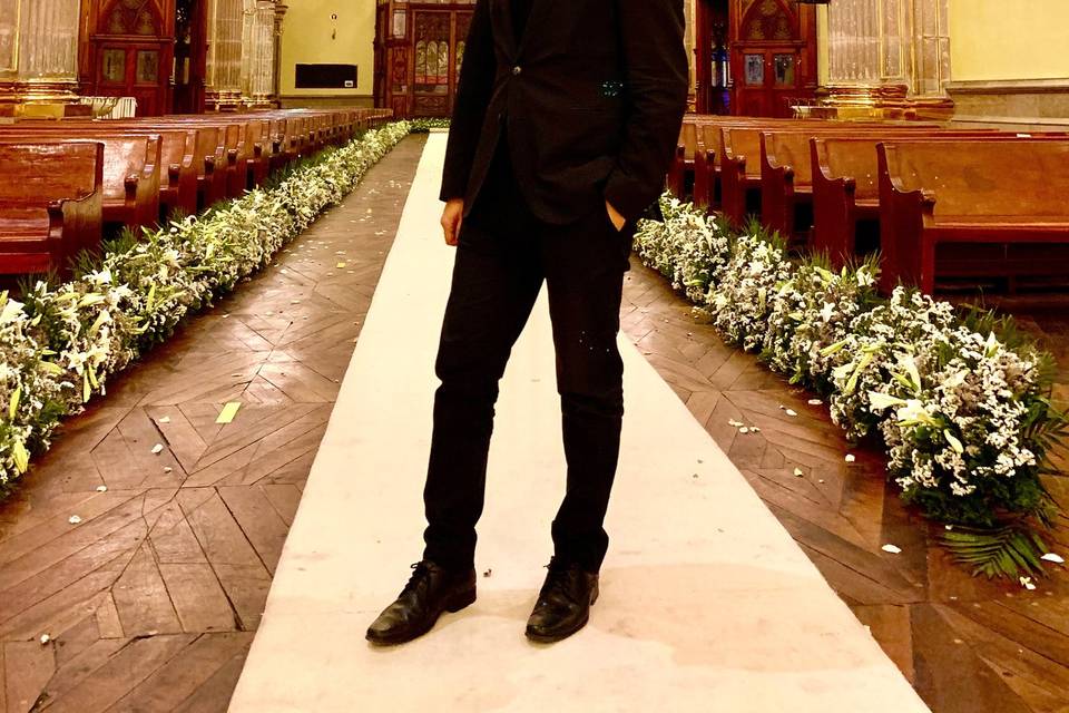 Músico posando en la iglesia