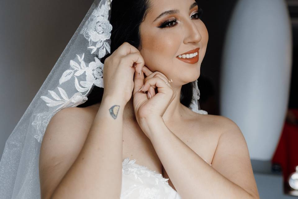 Novia poniéndose los aretes
