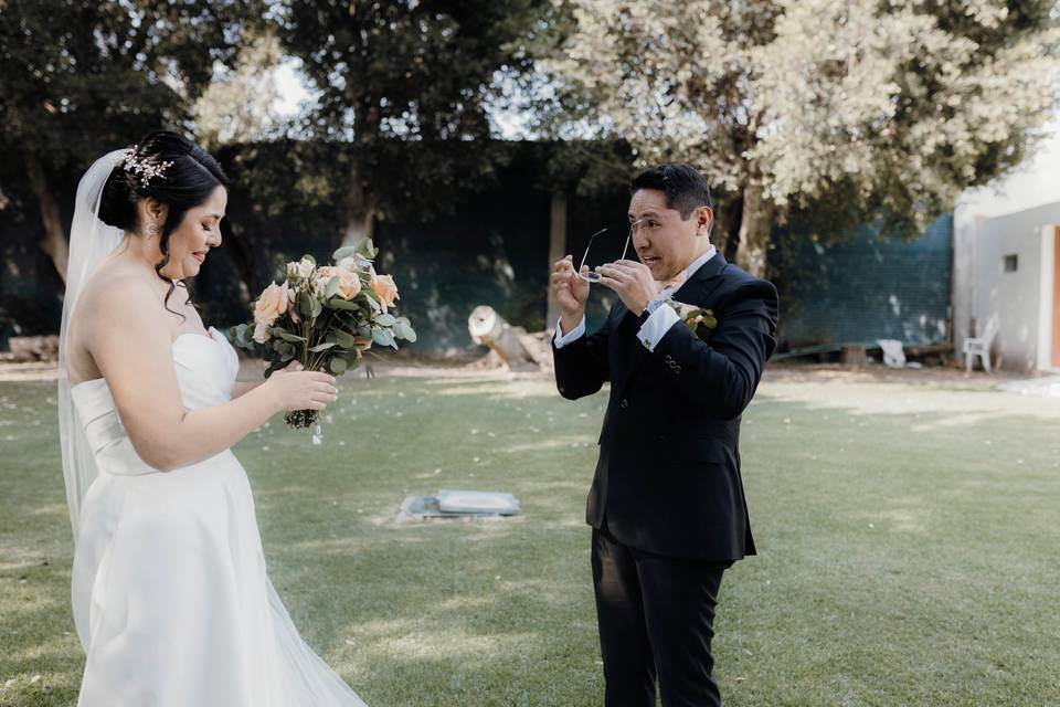 Recién casados en el jardín