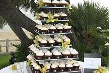 Torre de cake con cupcakes