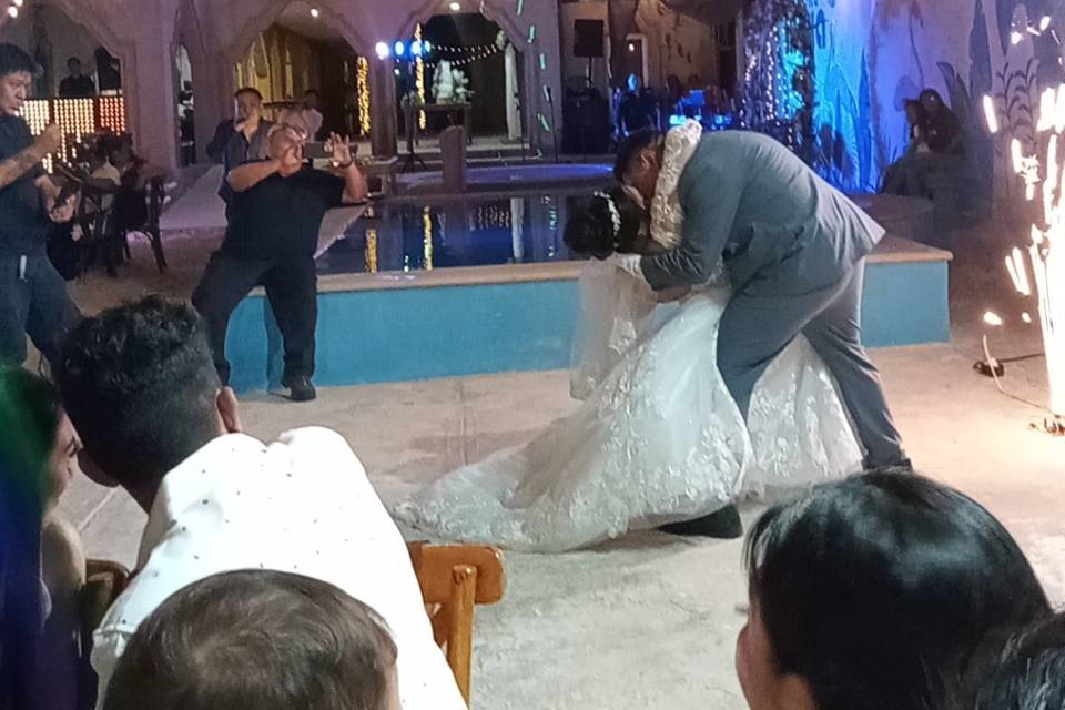 Beso de los novios