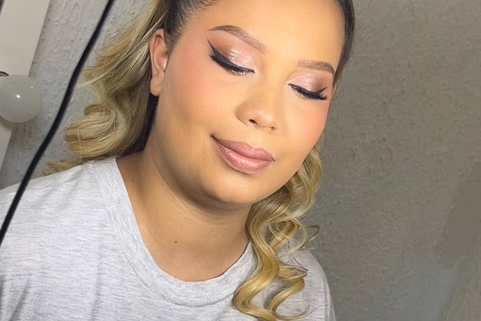 Chica maquillada con sombras rosas y delineado negro