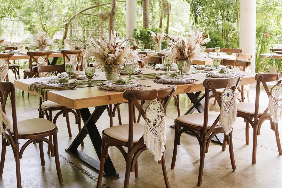 Mesa de madera decorada con naturaleza muerta