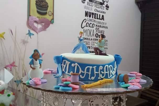 Pastel de fondant con accesorios
