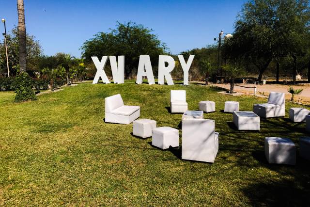 Sala Lounge y letras gigantes