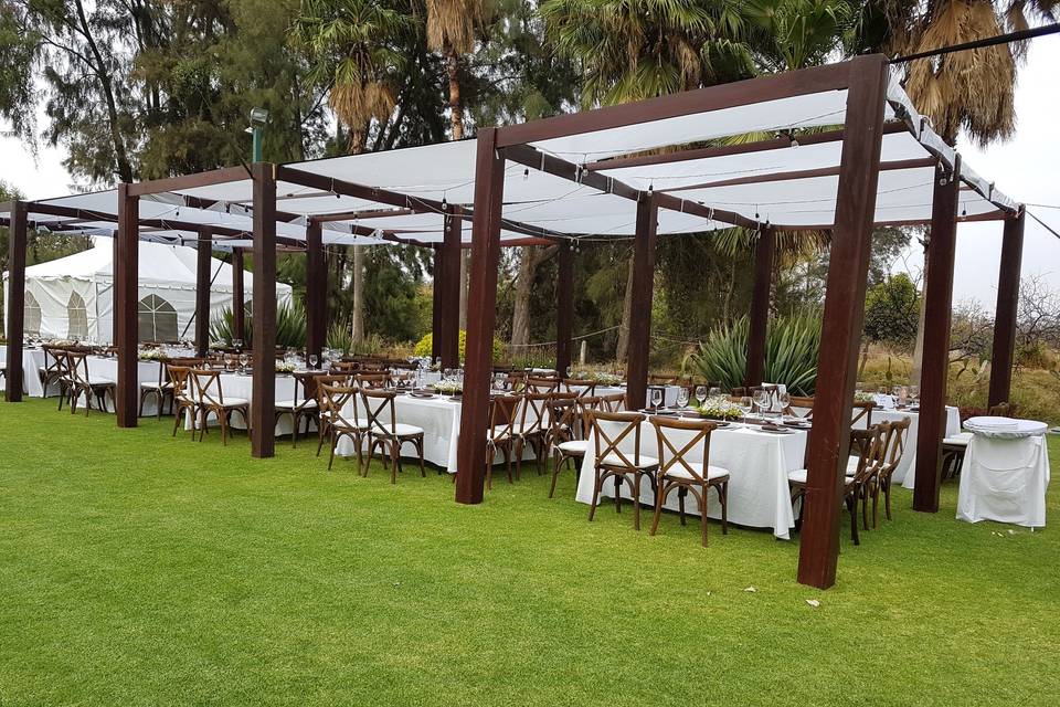 Pergola en jardín