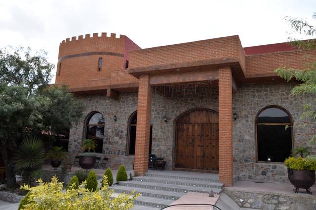 Entrada al Salón Angelita