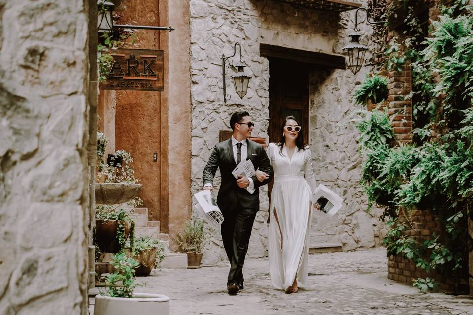 Pareja caminando por las calles