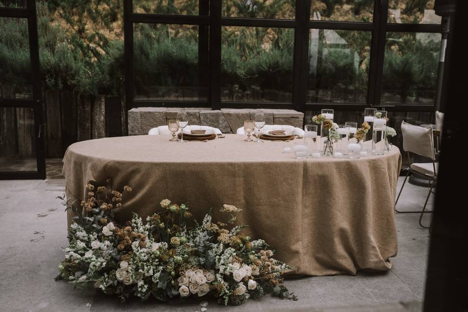 Mesa de novios adornada con flores