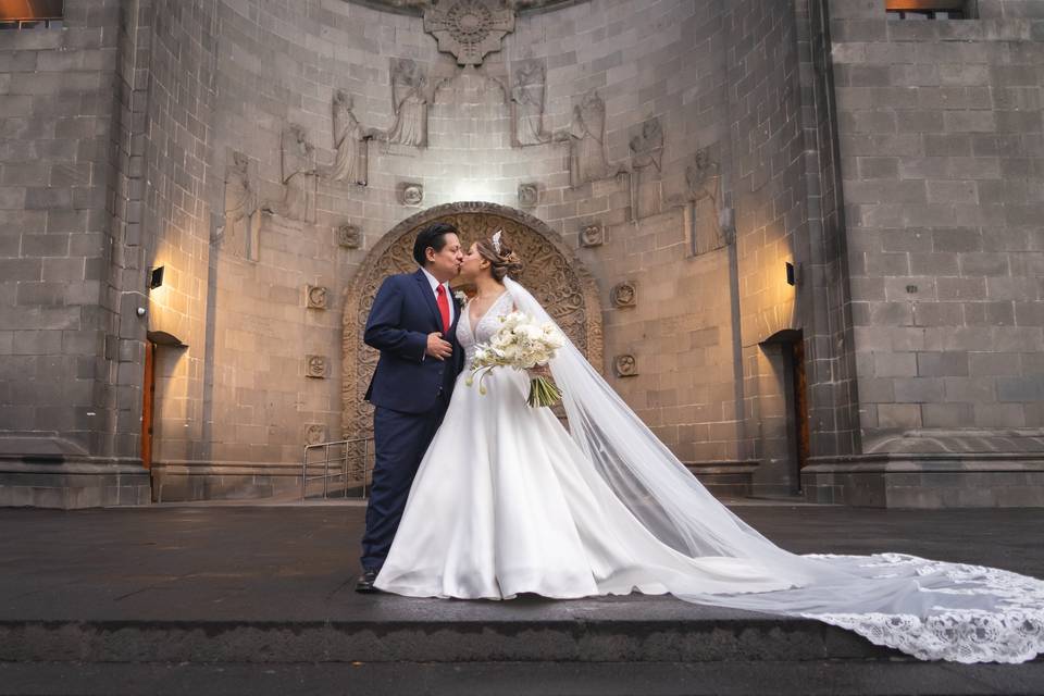 Pareja afuera de la Iglesia