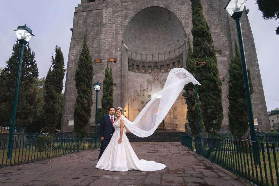 Pareja afuera de la Iglesia