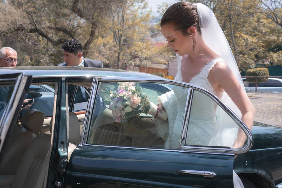 Novia entrando al auto