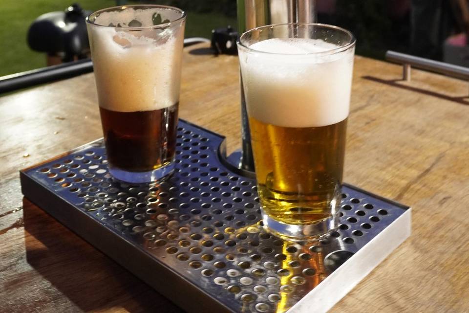 Dos vasos de cerveza