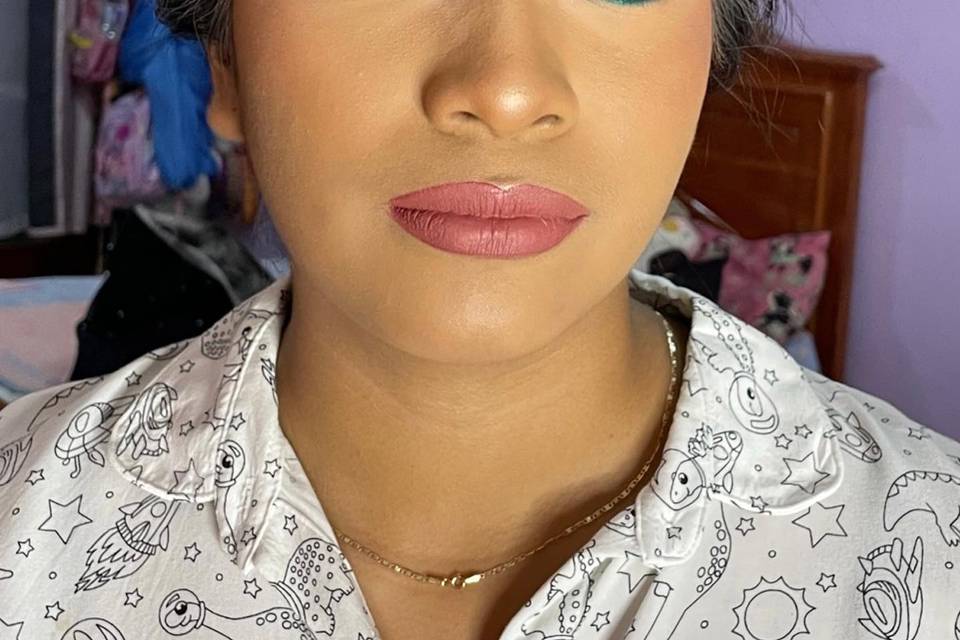 Maquillaje con delineado azul