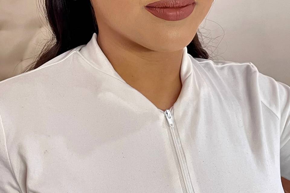 Maquillaje con labios mate y brillos en los ojos