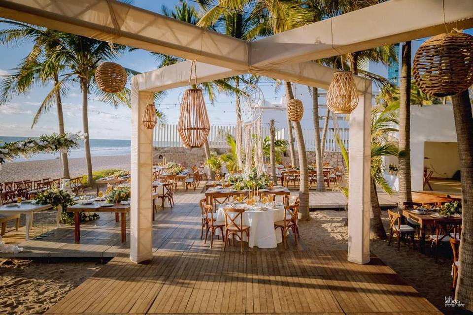 Terraza con mesa en la playa