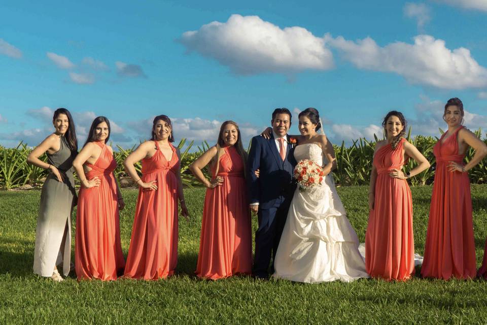 Recién casados posando con las damas de honor